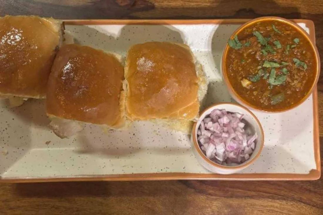 Soya keema pav with buttered pav and onions at Gully Gourmet